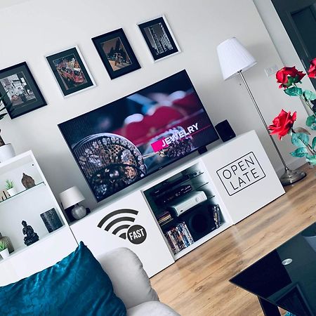 E1 Luxury Oldtown Apt - 2X Parking, Foodstore, Pcscreen, Netflix, Unlimited Music, Crib, Babychair, Fastwifi, Aircon Daire Kösice Dış mekan fotoğraf