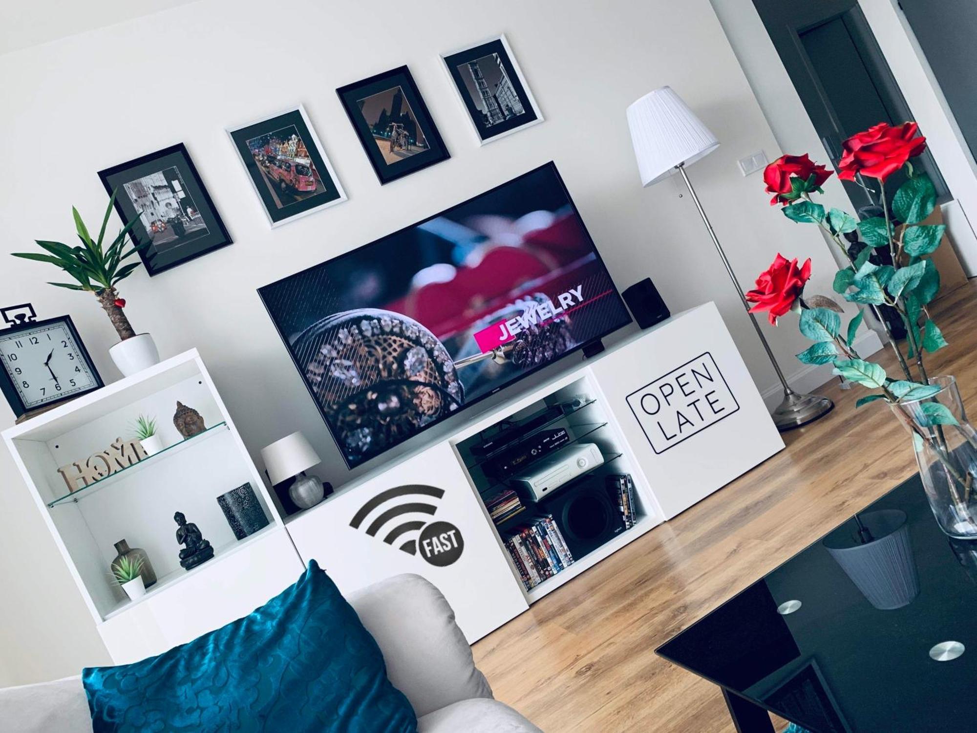 E1 Luxury Oldtown Apt - 2X Parking, Foodstore, Pcscreen, Netflix, Unlimited Music, Crib, Babychair, Fastwifi, Aircon Daire Kösice Dış mekan fotoğraf